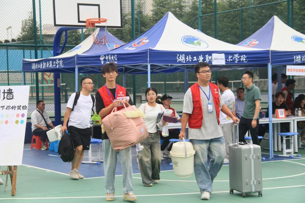 機(jī)電工程學(xué)院喜迎2024級新生，貼心服務(wù)助力夢想啟航